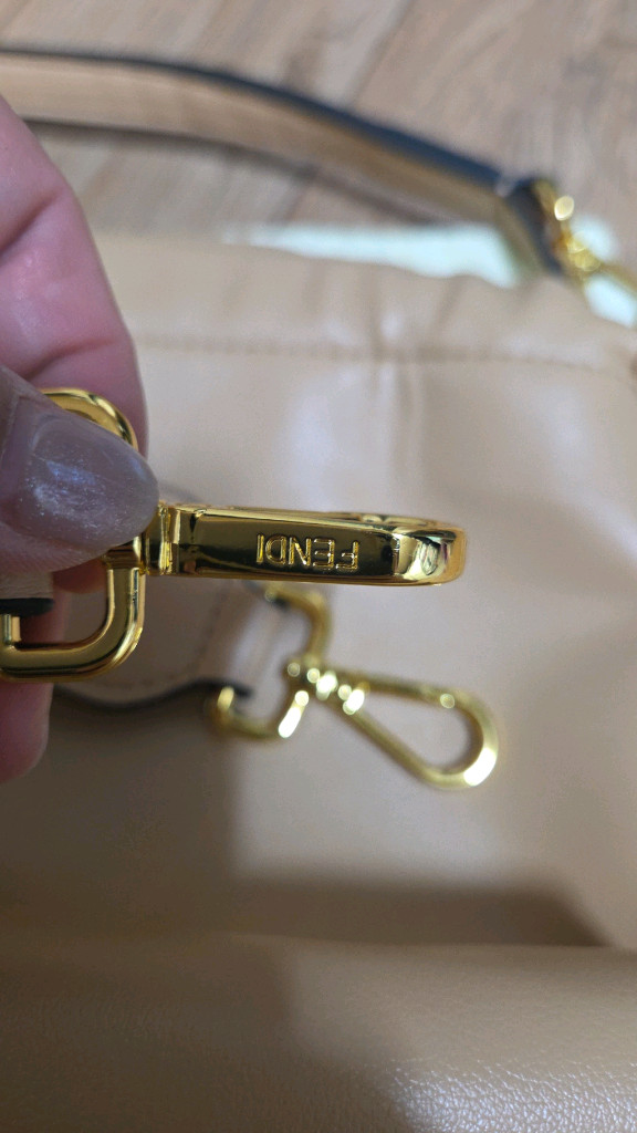 FF 로고 크로스백 이미지