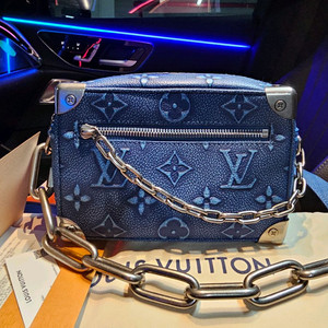 루이비통 버질아블로 토리옹 엠보싱 돌무늬 미니소프트 트렁크 크로스백 이미지