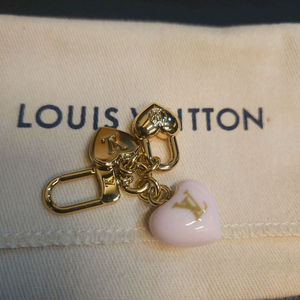 루이비통 키홀더 마이크로 참 LV 하트 m01554 이미지