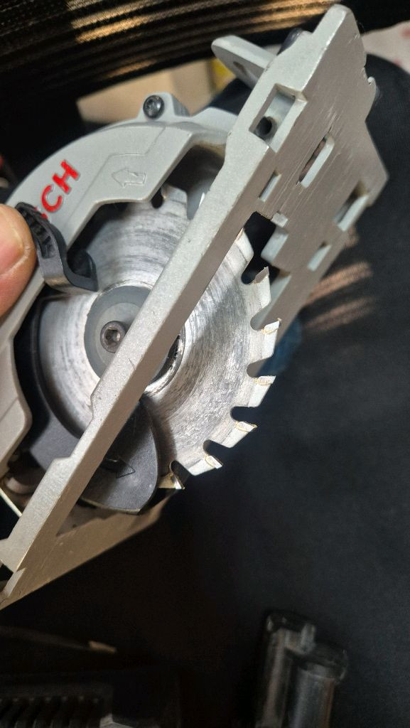 보쉬 10.8v 충전식 원형톱 세트 이미지