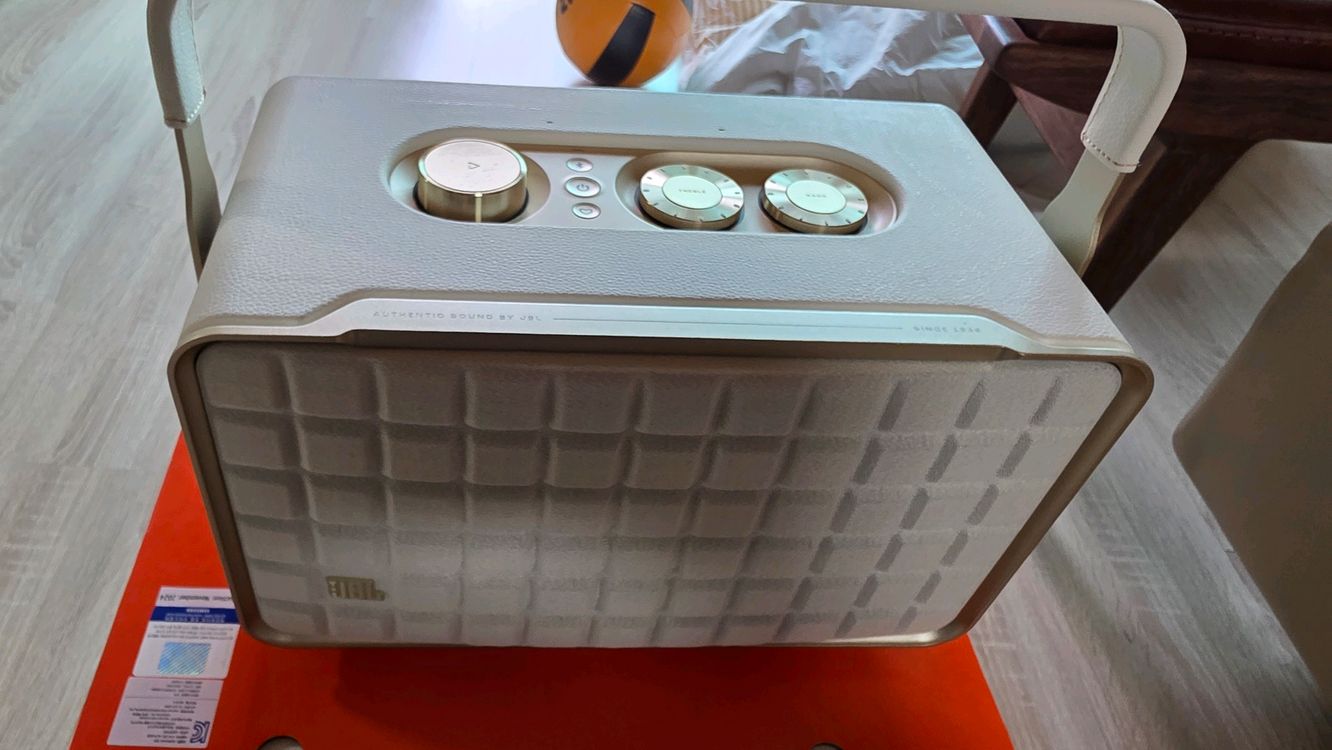 어센틱 300 화이트 스피커 + 스탠드 이미지