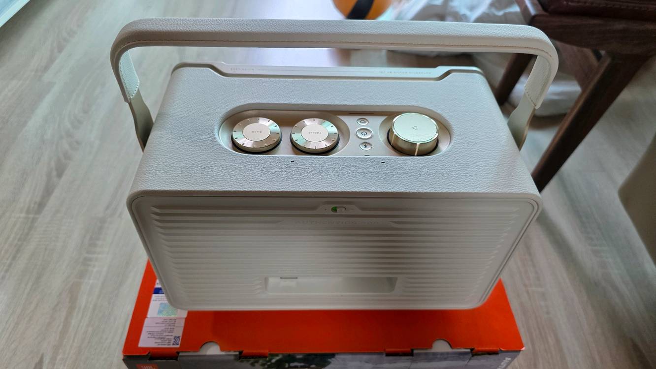 어센틱 300 화이트 스피커 + 스탠드 이미지