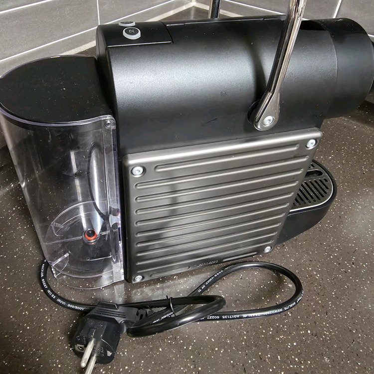 네스프레소 픽시 커피머신--1