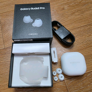 갤럭시 버즈2프로 화이트 이미지