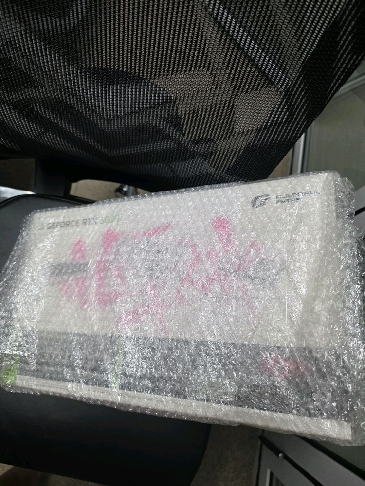 RTX 5080 화이트 그래픽카드 이미지