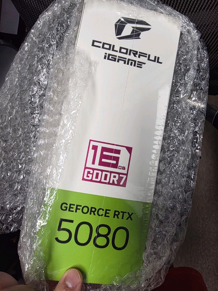 RTX 5080 화이트 그래픽카드 이미지