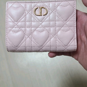 디올 까나쥬 하트 퀼팅 반지갑 이미지