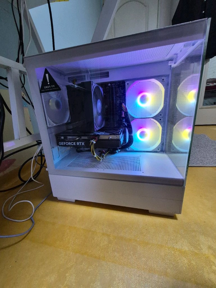 화이트 RTX 4060 8GB 게이밍 컴퓨터 이미지