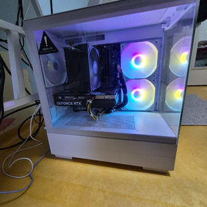 화이트 RTX 4060 8GB 게이밍 컴퓨터 이미지