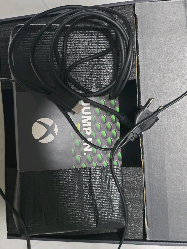 xsx 엑시엑 엑박+ 패드2개(블랙)+ 패드(흰색)+ 충전기(건전지4개포함) 이미지