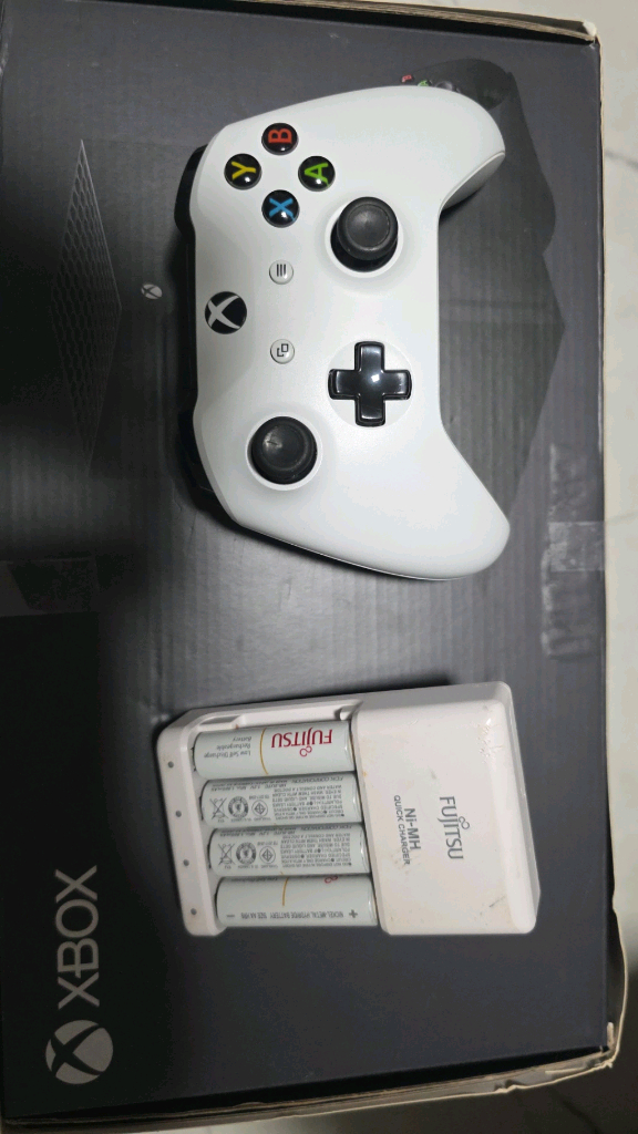 xsx 엑시엑 엑박+ 패드2개(블랙)+ 패드(흰색)+ 충전기(건전지4개포함) 이미지