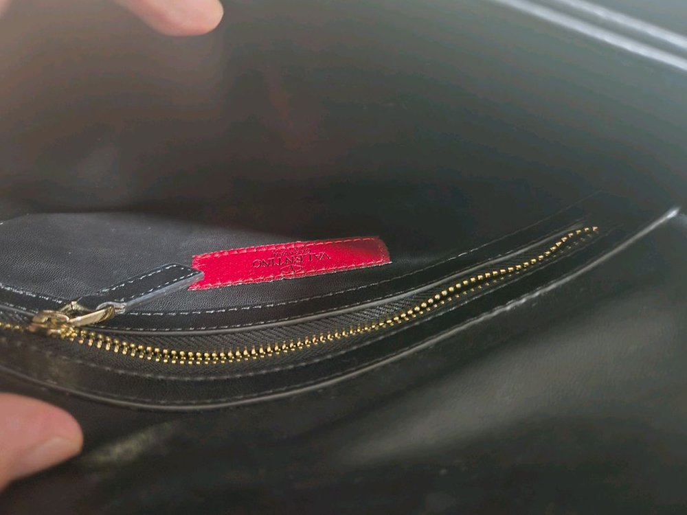 발렌티노 정품 락스터드 클러치 백 이미지