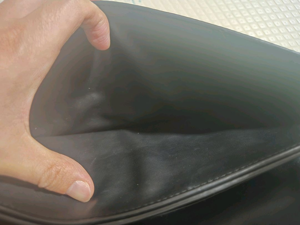 발렌티노 정품 락스터드 클러치 백 이미지