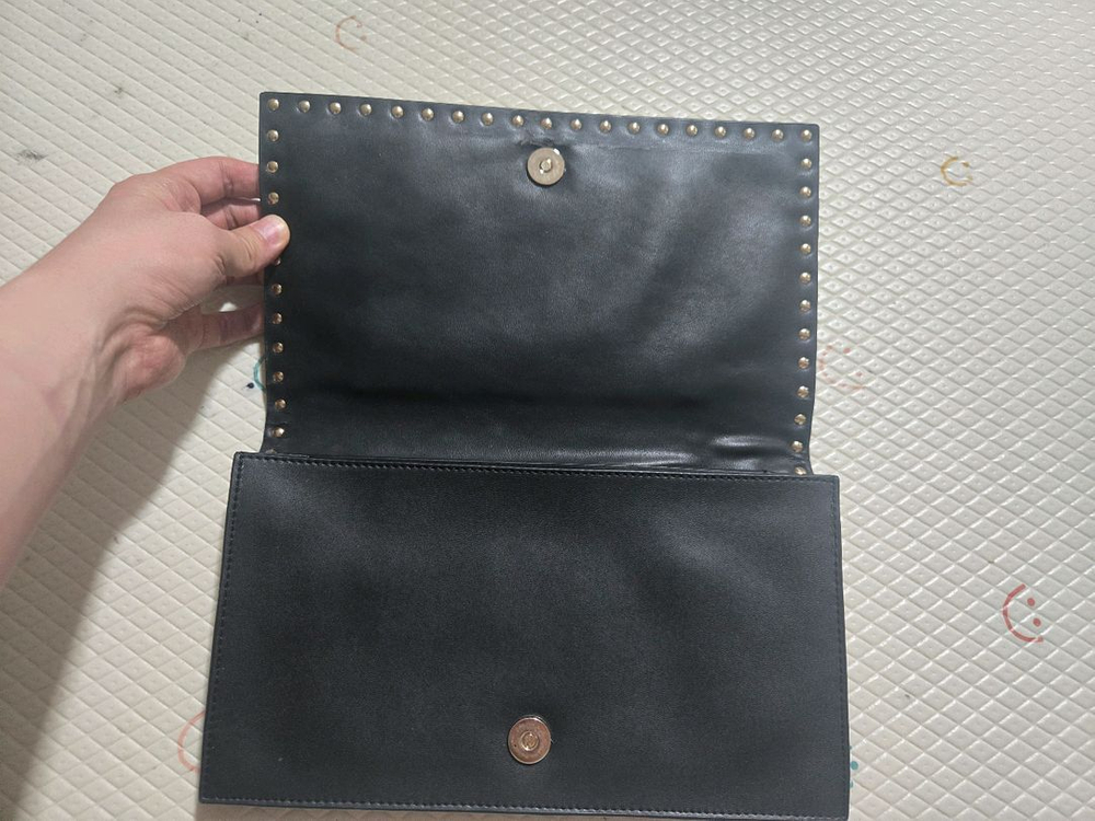 발렌티노 정품 락스터드 클러치 백 이미지