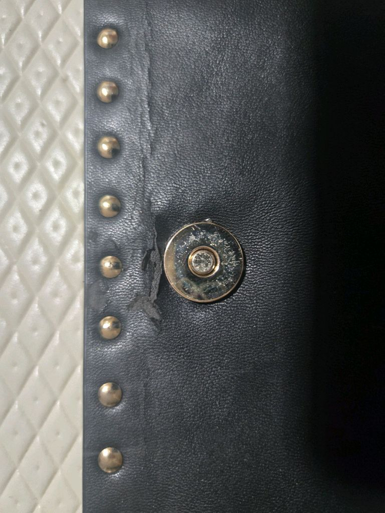 발렌티노 정품 락스터드 클러치 백 이미지