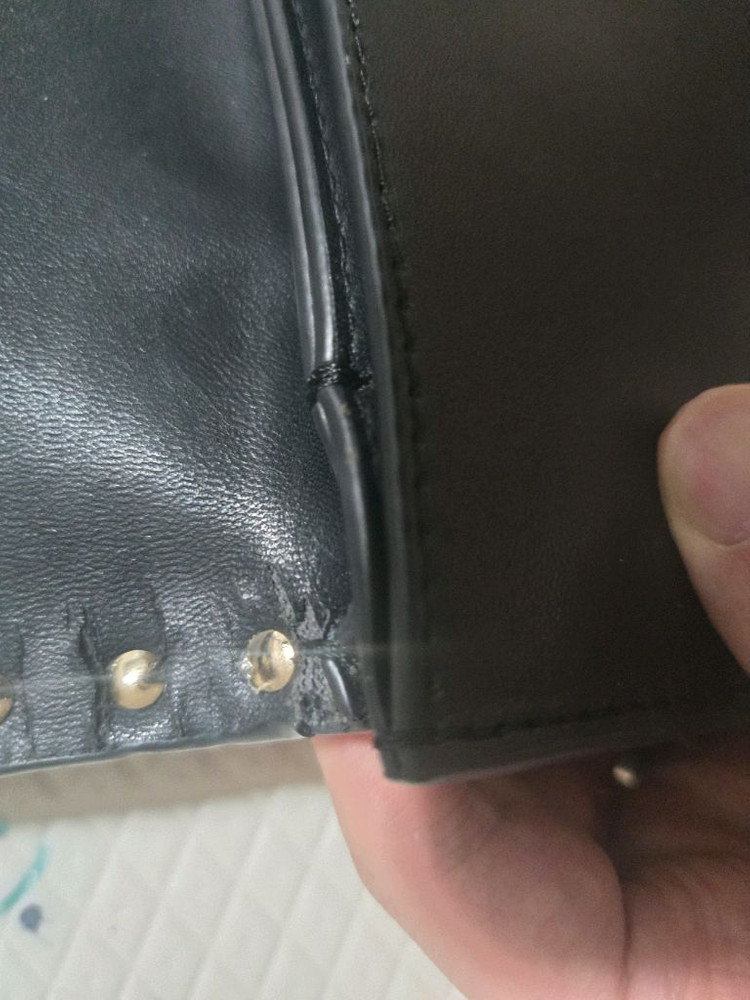 발렌티노 정품 락스터드 클러치 백 이미지