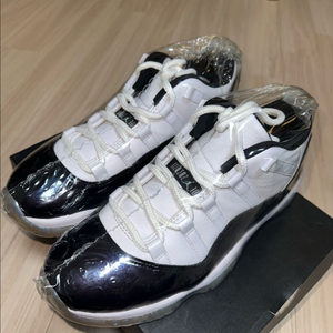 2회실착/ 조던 11 레트로 로우 흰검 265mm 이미지