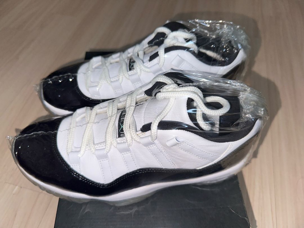 2회실착/ 조던 11 레트로 로우 흰검 265mm 이미지