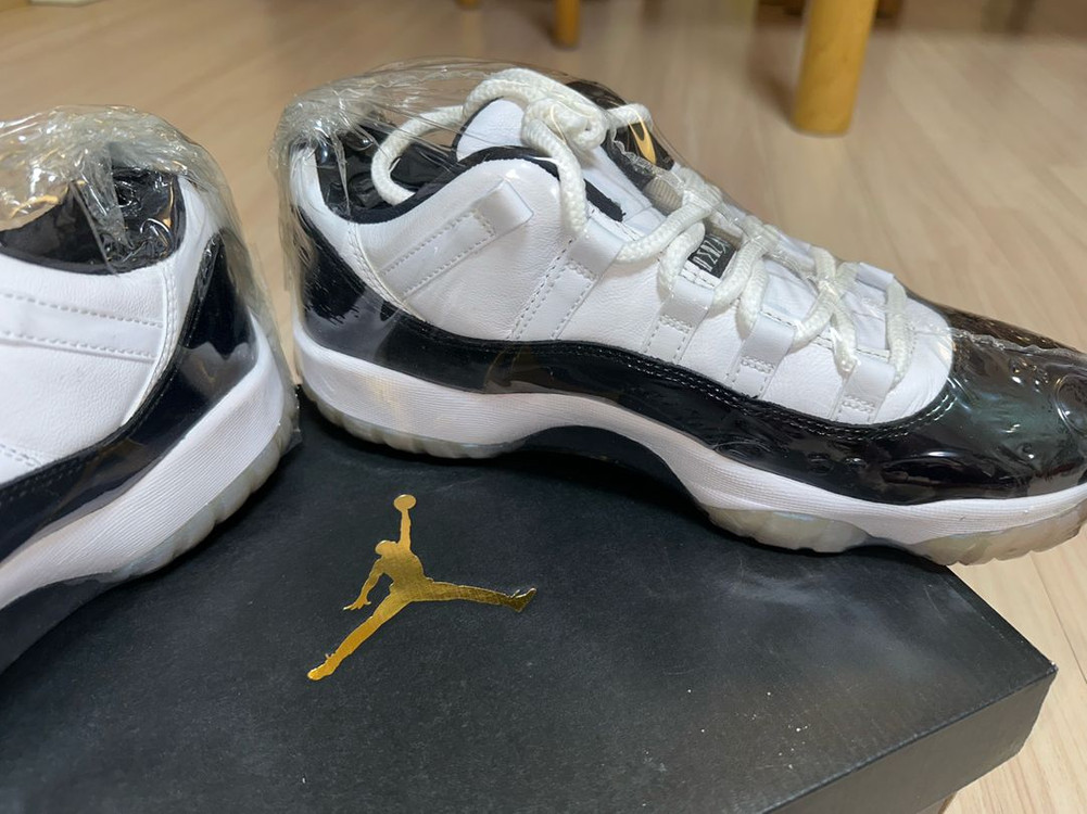 2회실착/ 조던 11 레트로 로우 흰검 265mm 이미지