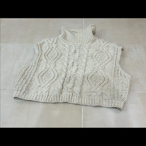 아이보리 화이트 꽈배기 터틀넥 니트 크롭 베스트