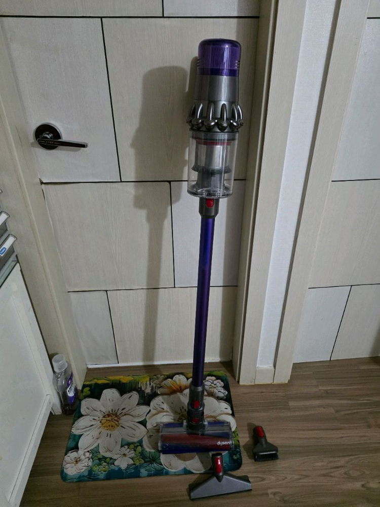 다이슨 V11 무선청소기 이미지