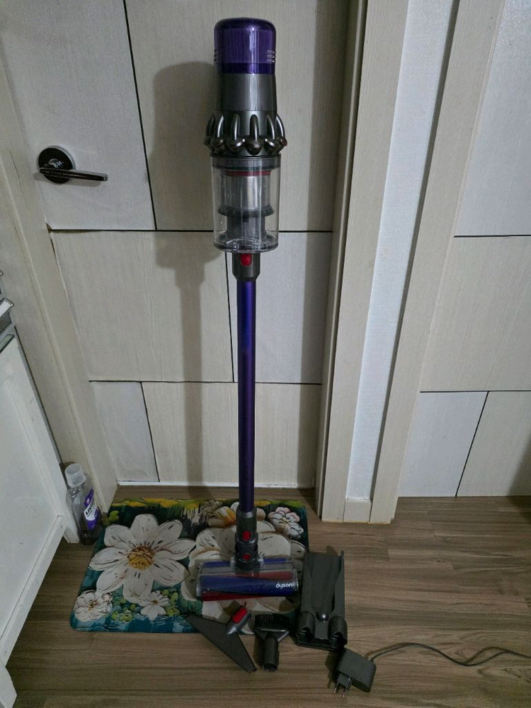 다이슨 V11 무선청소기 이미지