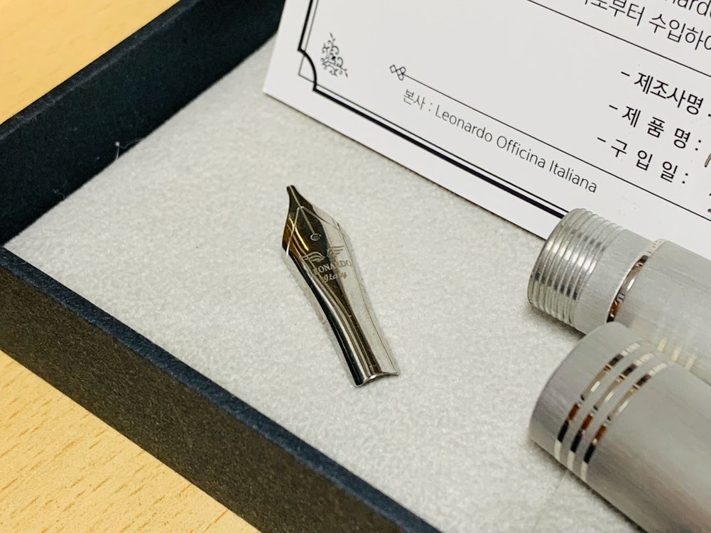 레오나르도 모멘토 제로 알루미나 만년필(실버, M+1.1 STUB) 이미지