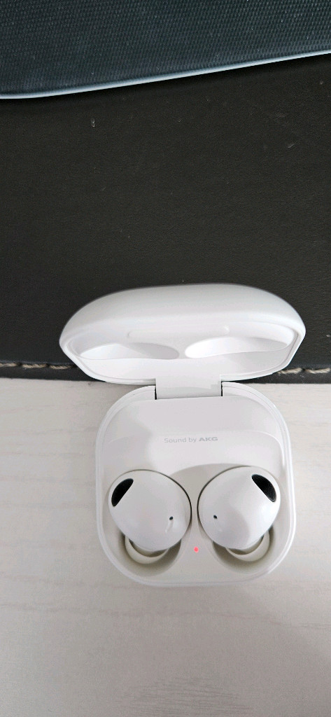 깨끗한 갤럭시 버즈2 프로 팝니다. 10만원--8