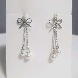 진주 리본 드롭 귀찌 (실리콘) 실버 연말룩 파티룩 이미지