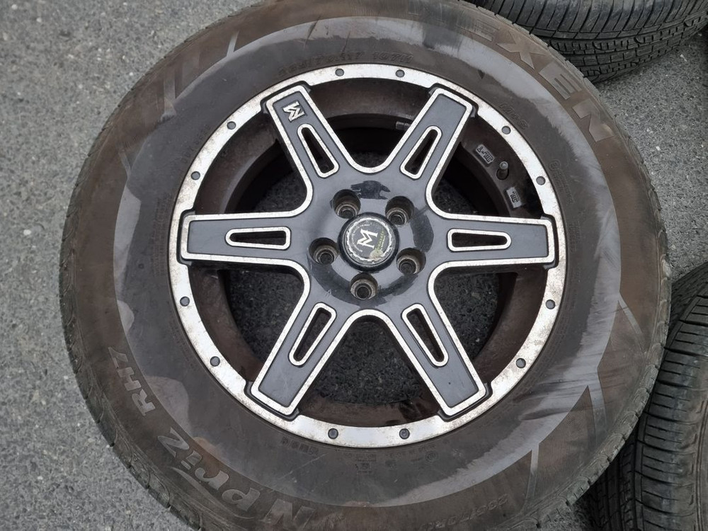 17인치 싼타페CM 쏘렌토R 마르셀로 5홀 휠타이어 이미지