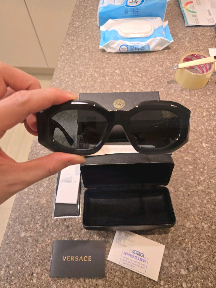 베르사체 선글라스 이미지