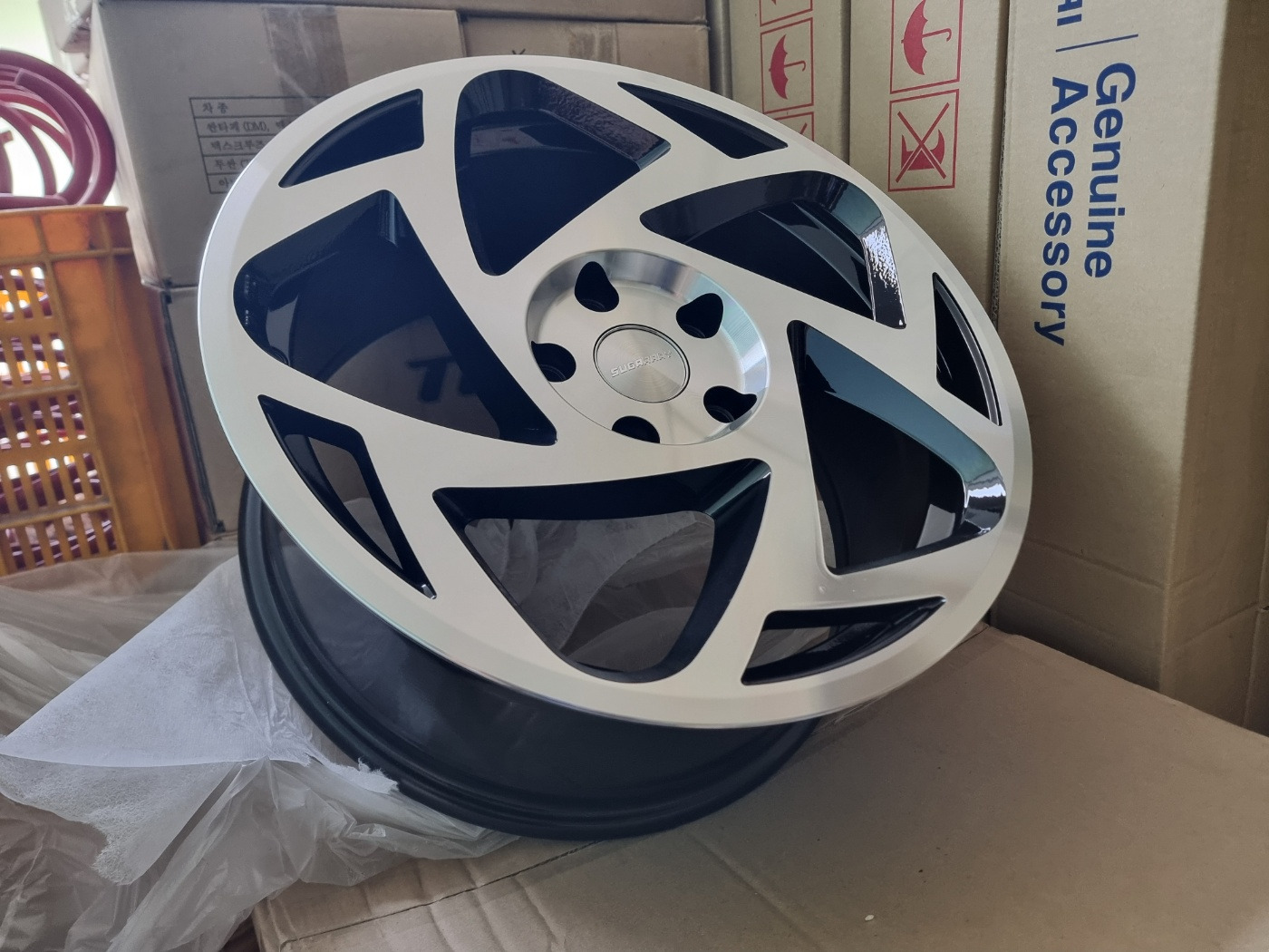 17인치 슈거레이 라디8 휠 아반떼MD 아반떼AD CN7 벨로스터 투스카니 포르테쿱 이미지