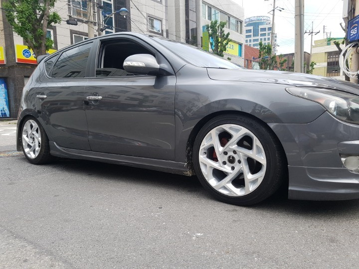 17인치 슈거레이 라디8 휠 아반떼MD 아반떼AD CN7 벨로스터 투스카니 포르테쿱 이미지