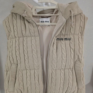 미우미우 니트 쪼끼 패딩 수입의류 팝니다. 이미지