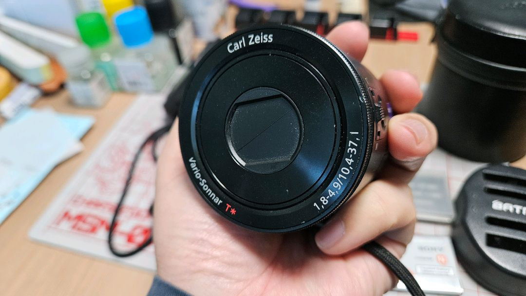 Sony QX100과 슈팅그립 그리고 악세서리 이미지