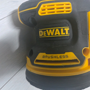 디월트 정품 원형샌더 광택기 DCW210