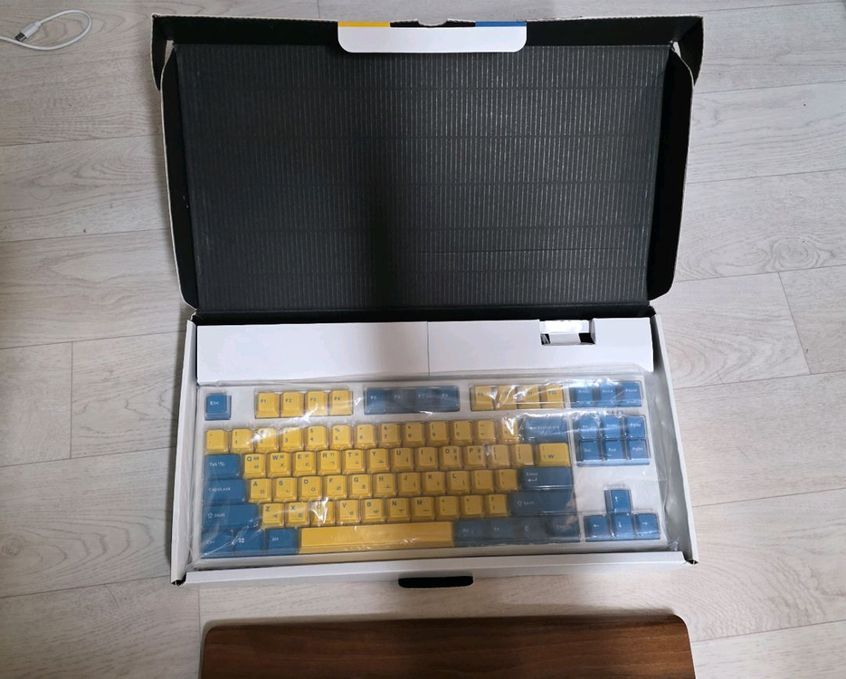 레오폴드 기계식 키보드 저소음 적축 FC750RBT + FC210TP(넘버 패드) + 팜레스트 이미지