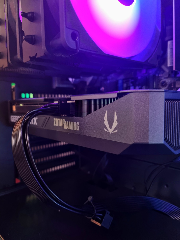 고성능 게이밍 PC 본체 이미지