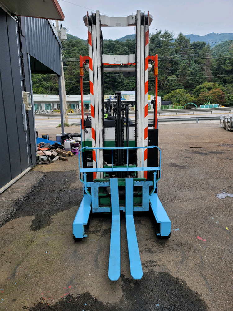 신차급 스미토모 1.5톤 6M3단 입식지게차 판매 이미지