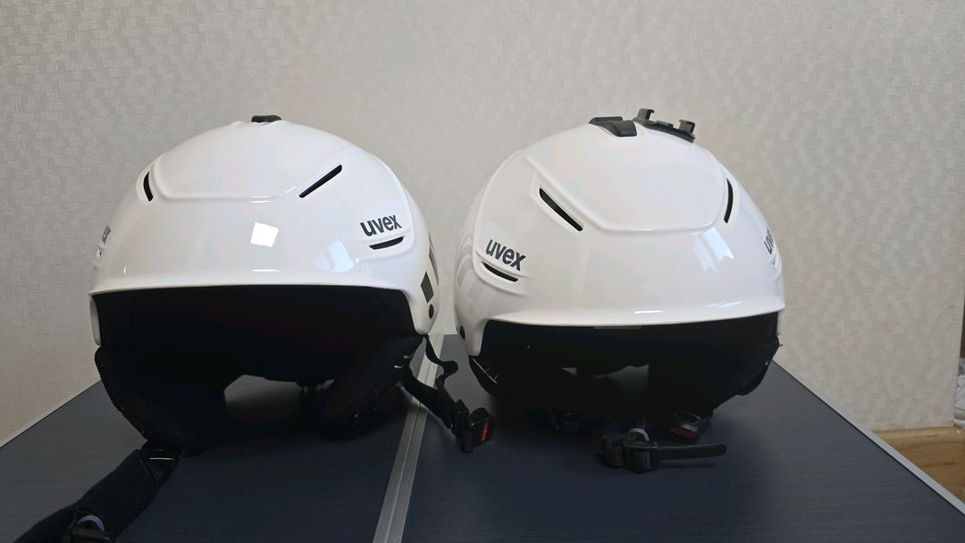 UVEX 스키헬맷 두 개 이미지