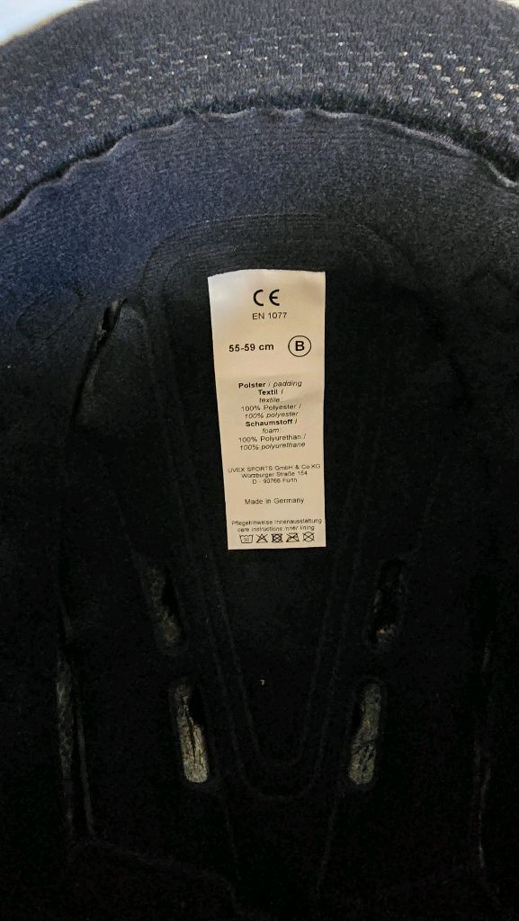 UVEX 스키헬맷 두 개 이미지