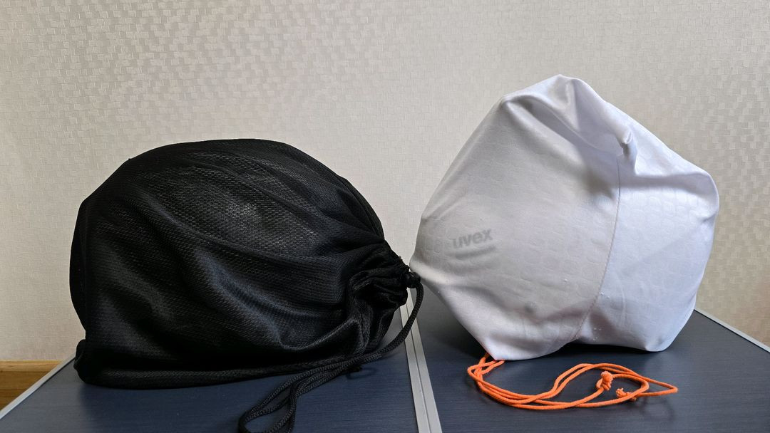 UVEX 스키헬맷 두 개 이미지