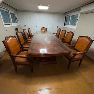 대형 테이블과 의자 이미지