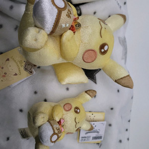 포켓몬센터 한정 30주년 반짝반짝 피카츄 인형 봉제인형 키링 포켓몬스터 누이 포켓몬 누이구루미 카라비너 키링 황금 이미지