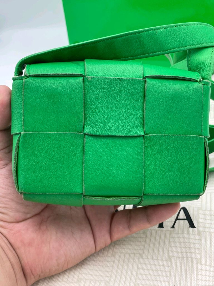 [ 정품 / 풀구성 ] 보테가베네타 미니 카세트백 그린 이미지