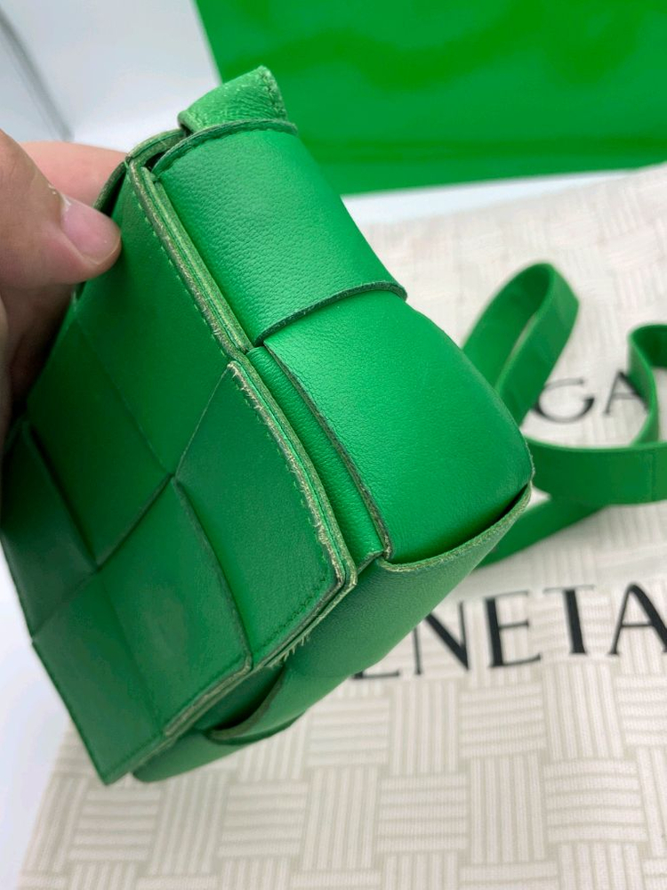 [ 정품 / 풀구성 ] 보테가베네타 미니 카세트백 그린 이미지