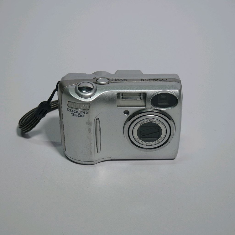 니콘 쿨픽스 5600 실버 디지털카메라 이미지