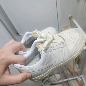 나이키 에어포스1 스웨이드 230mm 팝니다 이미지