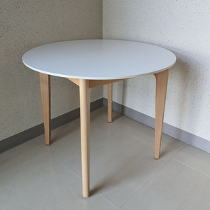 까사미아 식탁 세라믹 테이블 부엌 대리석 책상 한샘 리바트 까레클린트 카레 몽키우드래디쉬 세라믹 원형 테이블과 의자 이미지