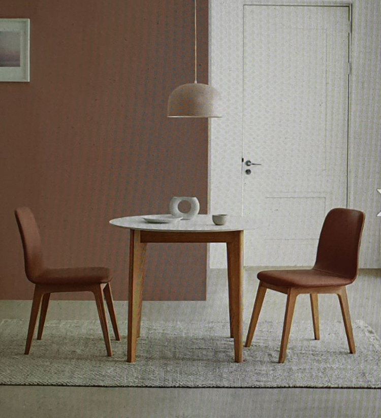 까사미아 식탁 세라믹 테이블 부엌 대리석 책상 한샘 리바트 까레클린트 카레 몽키우드래디쉬 세라믹 원형 테이블과 의자 이미지